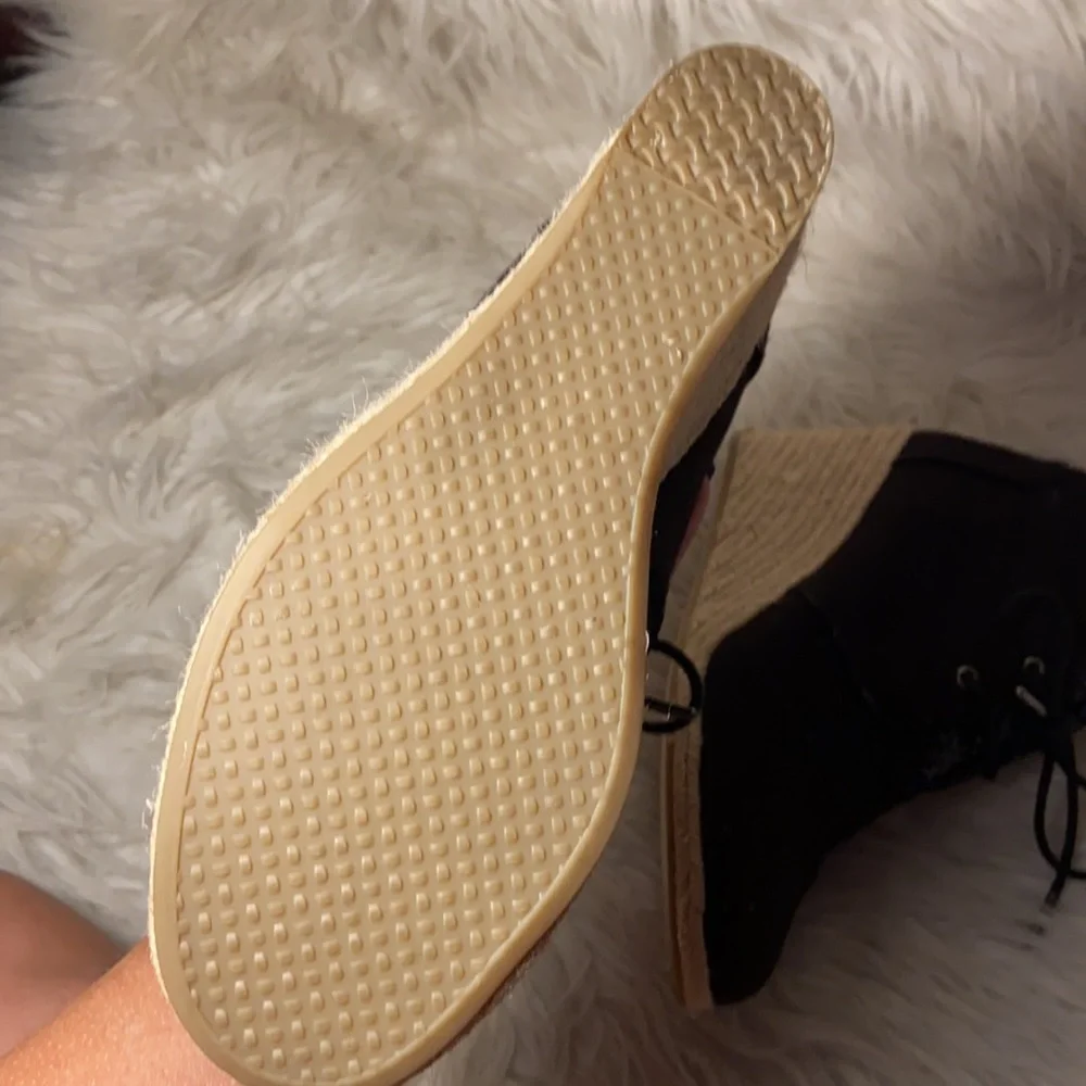 Tom's Black Wedge Lace-up Booties sz 7